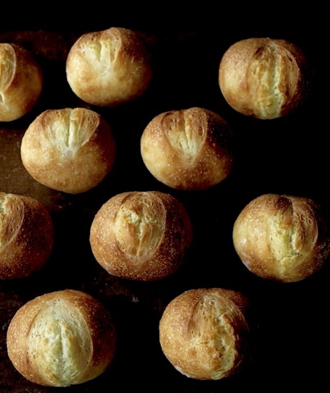 こね時間たったの３分 バターも卵も使わないのに最高のおいしさ 幸栄さんの 基本のもっちりプチパン のレシピ 暮らしとおしゃれの編集室