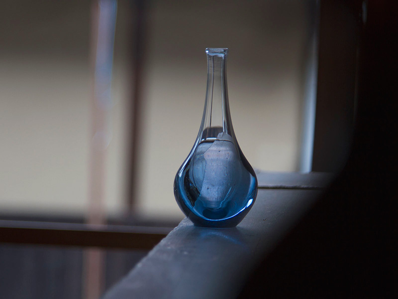 透明に近い青が美しいガラスの器 Aji Glass 暮らしとおしゃれの編集室