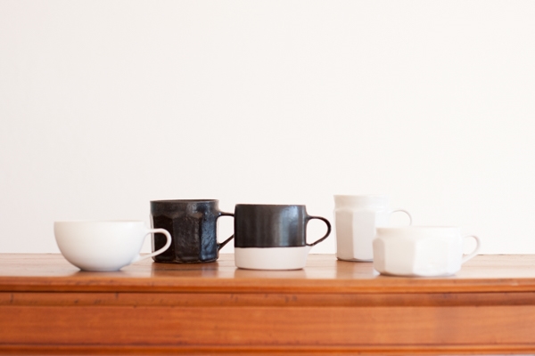 吉田直嗣さんの白と黒の器 暮らしとおしゃれの編集室