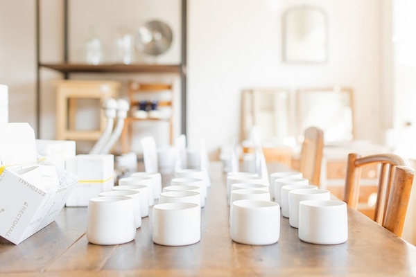 吉田直嗣さんの白と黒の器 暮らしとおしゃれの編集室