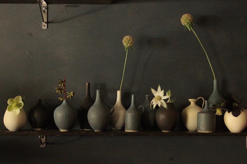 福岡彩子さんのオブジェのような小さな花器 | 暮らしとおしゃれの編集室