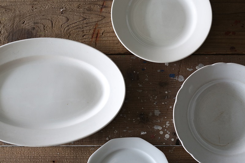 独特の美しさがあるアンティークの白い皿 | 暮らしとおしゃれの編集室