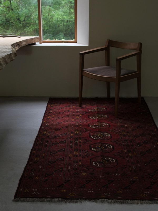 美しいアフガンレッドのトルクメン絨毯 | 暮らしとおしゃれの編集室