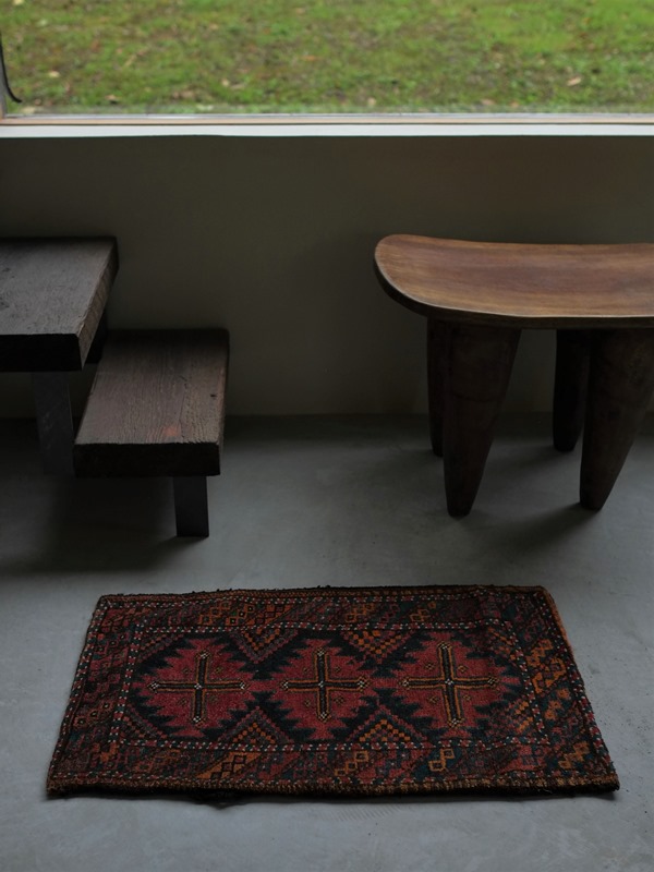 玄関マットにもなる、バルーチ族の小さめラグ | 暮らしとおしゃれの編集室