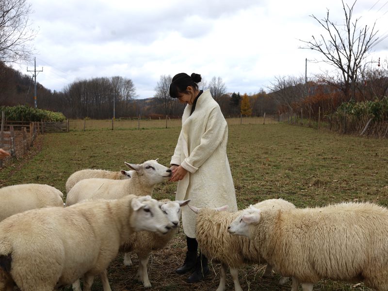 羊をめぐる冒険』のモデルになった町で、羊毛からフェルトの服を作る「粗清草堂」を訪ねて | 暮らしとおしゃれの編集室
